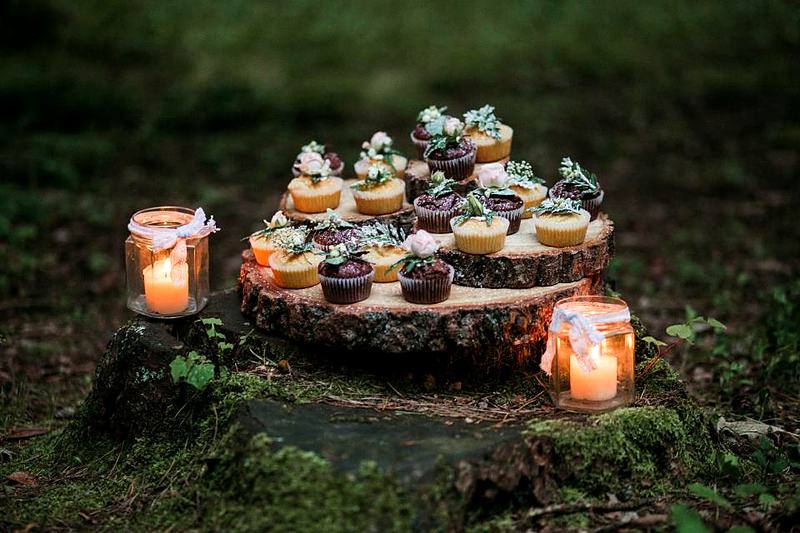 Reference frame: cupcakes and candles styled on wood