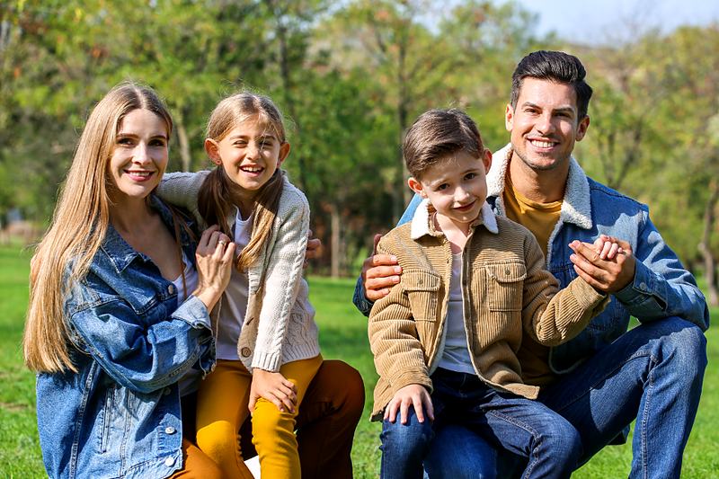 Reference frame: a relaxed outdoor portrait of a family of four