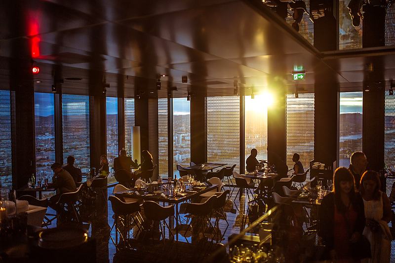 Reference frame: restaurant dining room at service