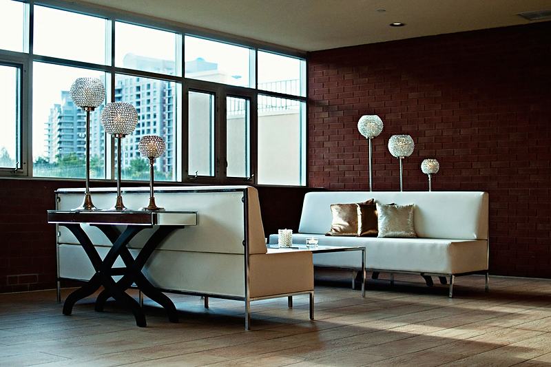 Reference frame: an open lounge with a city outlook