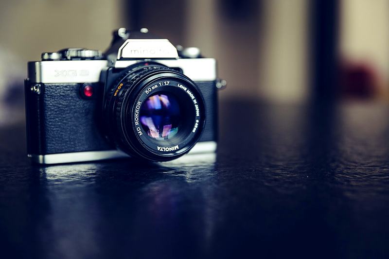 Reference frame: 35mm SLR on a table, shallow focus on the barrel